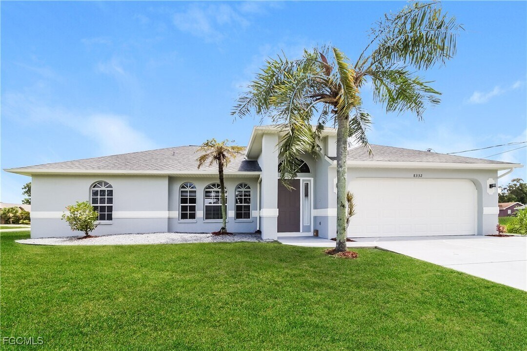8332 Caloosa Rd in Ft. Myers, FL - Building Photo