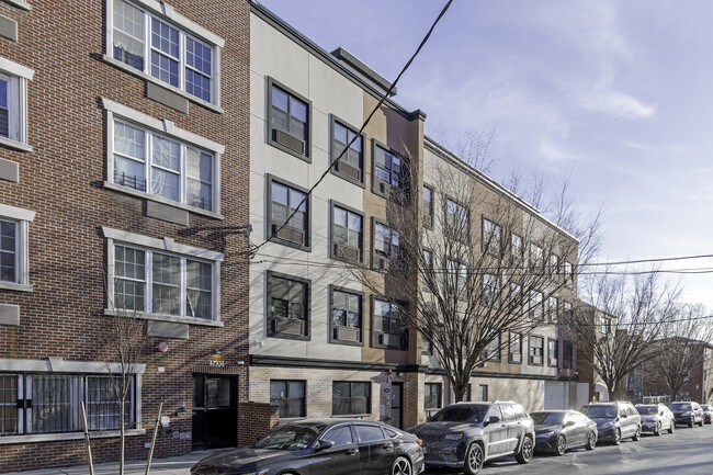 2422 Lyvere St in Bronx, NY - Foto de edificio - Building Photo