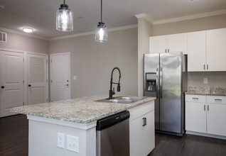McDowell Creek Court in Cornelius, NC - Foto de edificio - Interior Photo