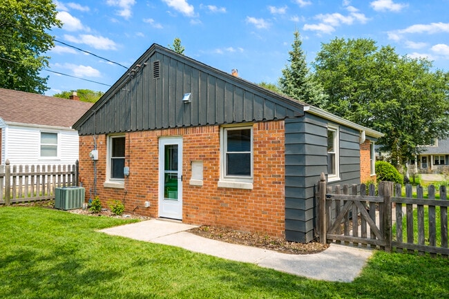 7639 W Lorraine Pl in Milwaukee, WI - Building Photo - Building Photo