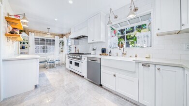 537 University Ave in Burbank, CA - Building Photo - Building Photo