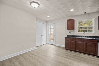 8057 W Glen Rd in Norfolk, VA - Building Photo - Building Photo