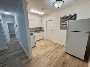 2240 NE 171 St in North Miami Beach, FL - Foto de edificio - Building Photo
