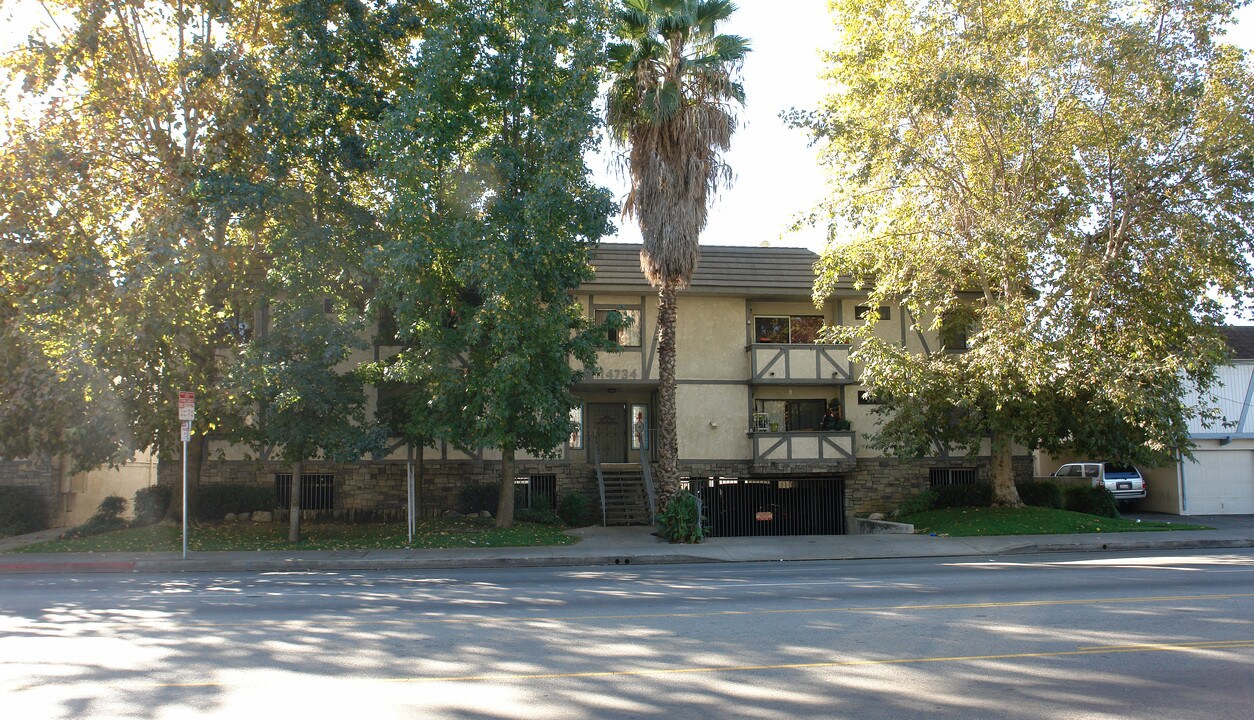 14734 Victory Blvd in Van Nuys, CA - Building Photo