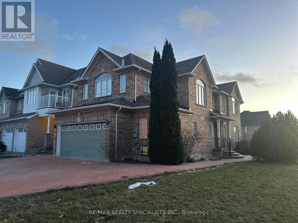 960 Knotty Pine Grove in Mississauga, ON - Building Photo