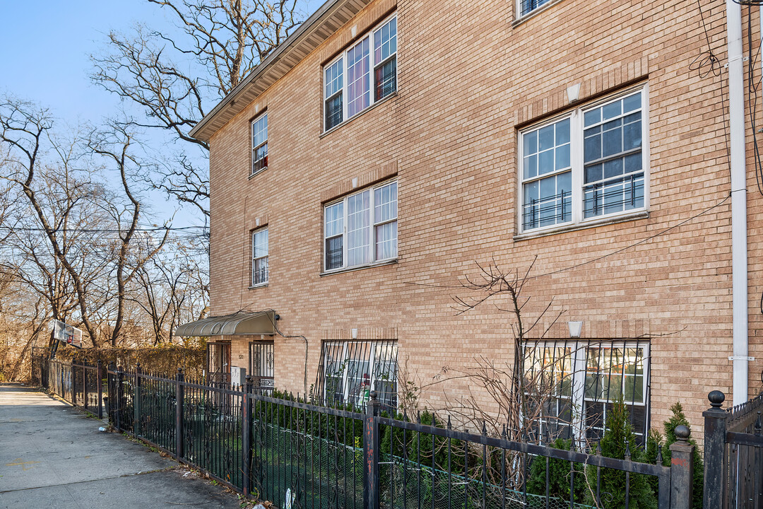 1520 Burke Ave in Bronx, NY - Building Photo