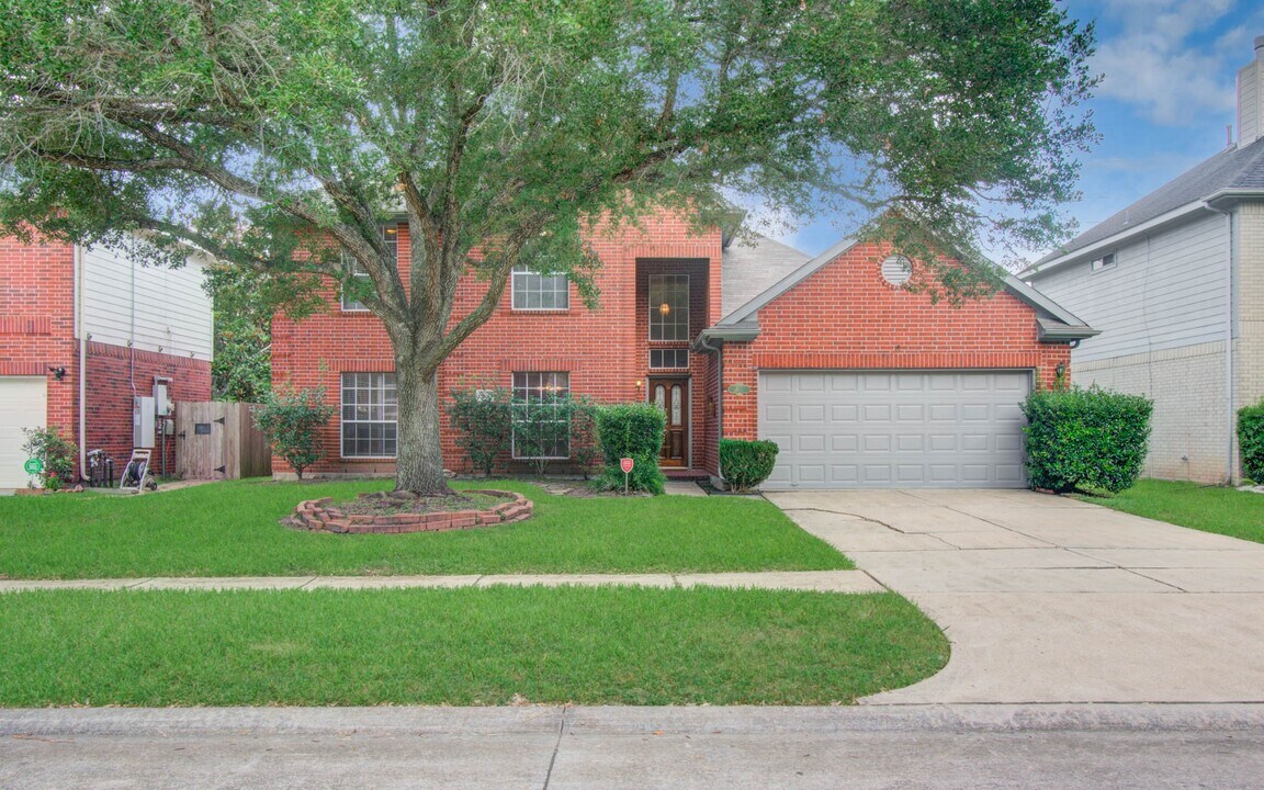 911 E Hampton Dr in Pearland, TX - Building Photo