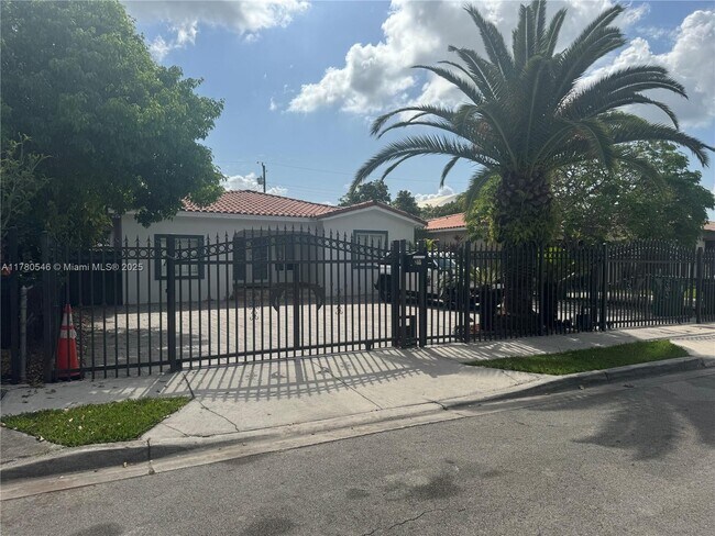 855 NW 17th Pl in Miami, FL - Foto de edificio - Building Photo