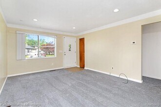 5705 Detroit St in Dearborn Heights, MI - Building Photo - Building Photo