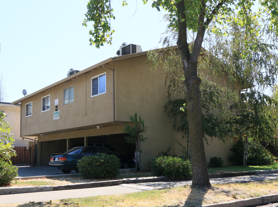 500 E Elm St in Lodi, CA - Building Photo