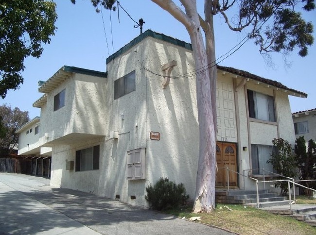1711 Huntington Ln in Redondo Beach, CA - Foto de edificio - Building Photo
