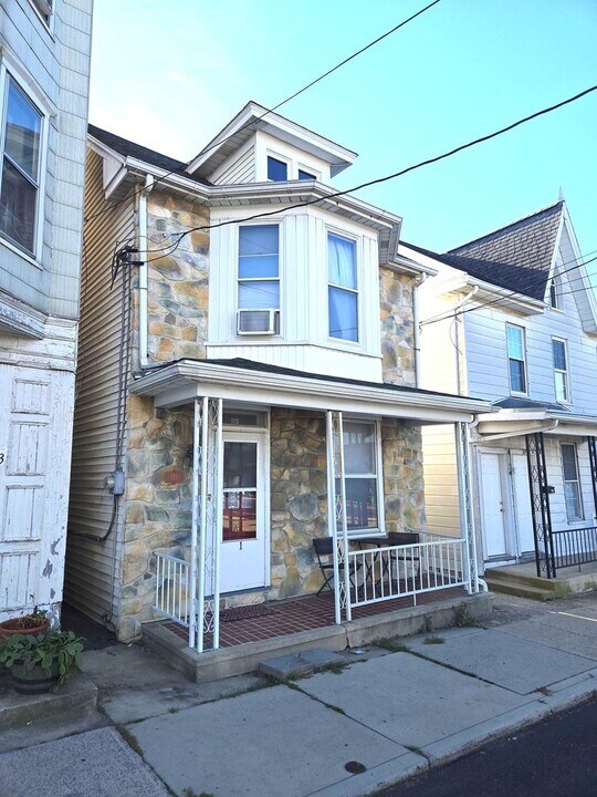 115 S Potomac St in Waynesboro, PA - Building Photo