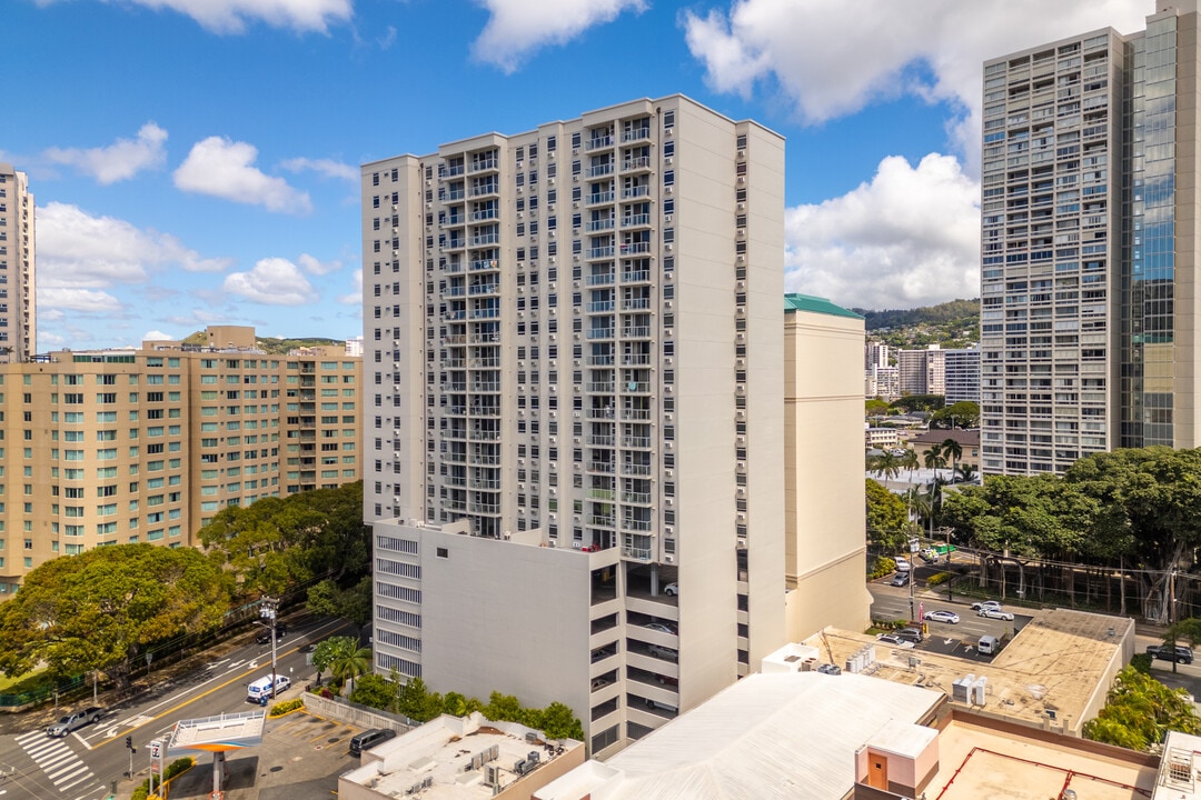Holomua in Honolulu, HI - Building Photo