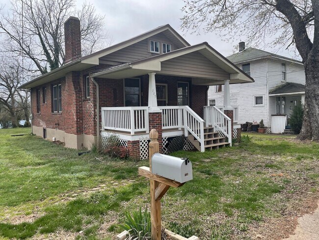 property at 725 Mississippi Ave NE