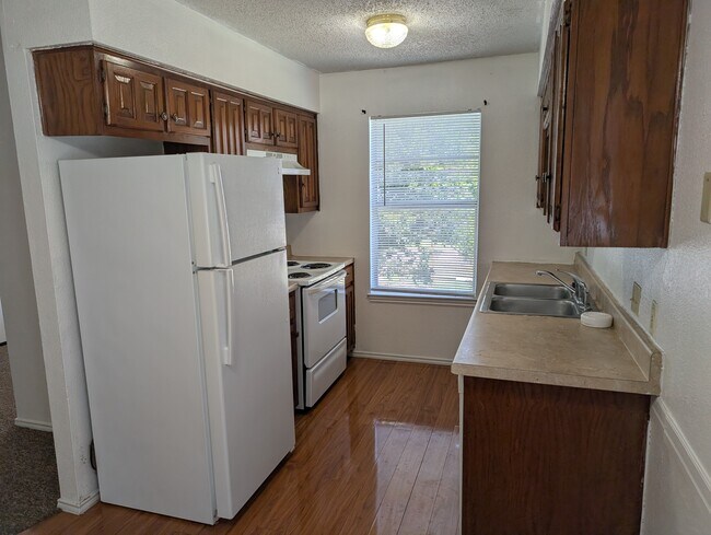 1019 Burkett St, Unit C in Taylor, TX - Foto de edificio - Building Photo