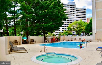 5911 Edsall Rd-Unit -1007 in Alexandria, VA - Foto de edificio - Building Photo