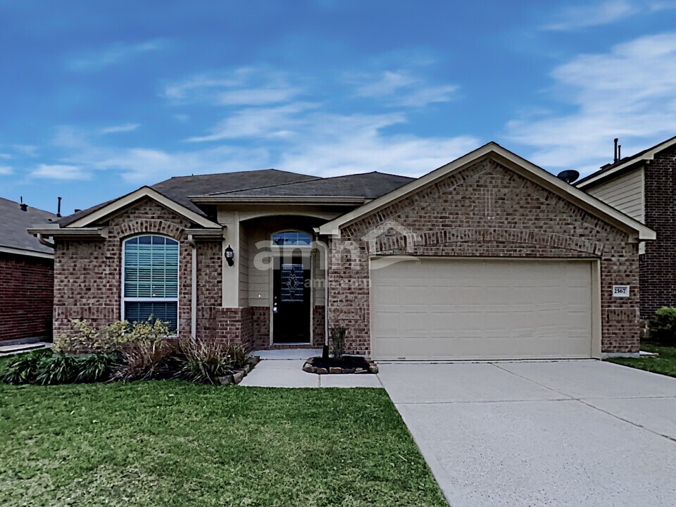 2567 Riverway Dr in Conroe, TX - Foto de edificio