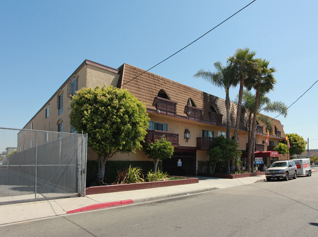 Hawthorne Chateau Apartments in Hawthorne, CA - Building Photo - Building Photo