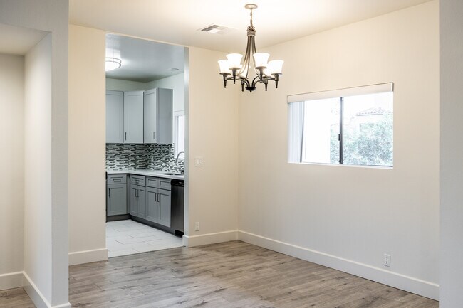 Moorpark Terrace Apartments in North Hollywood, CA - Building Photo - Interior Photo