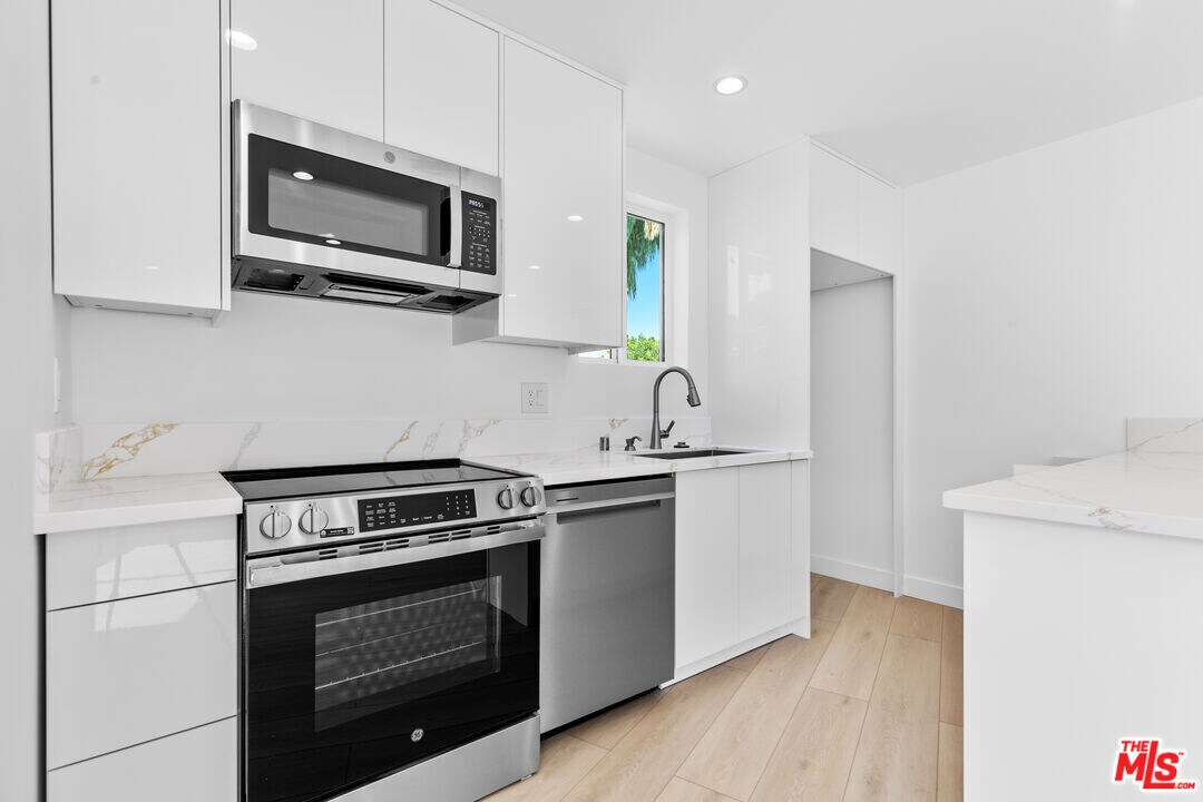 10941 Christine Way in Los Angeles, CA - Building Photo