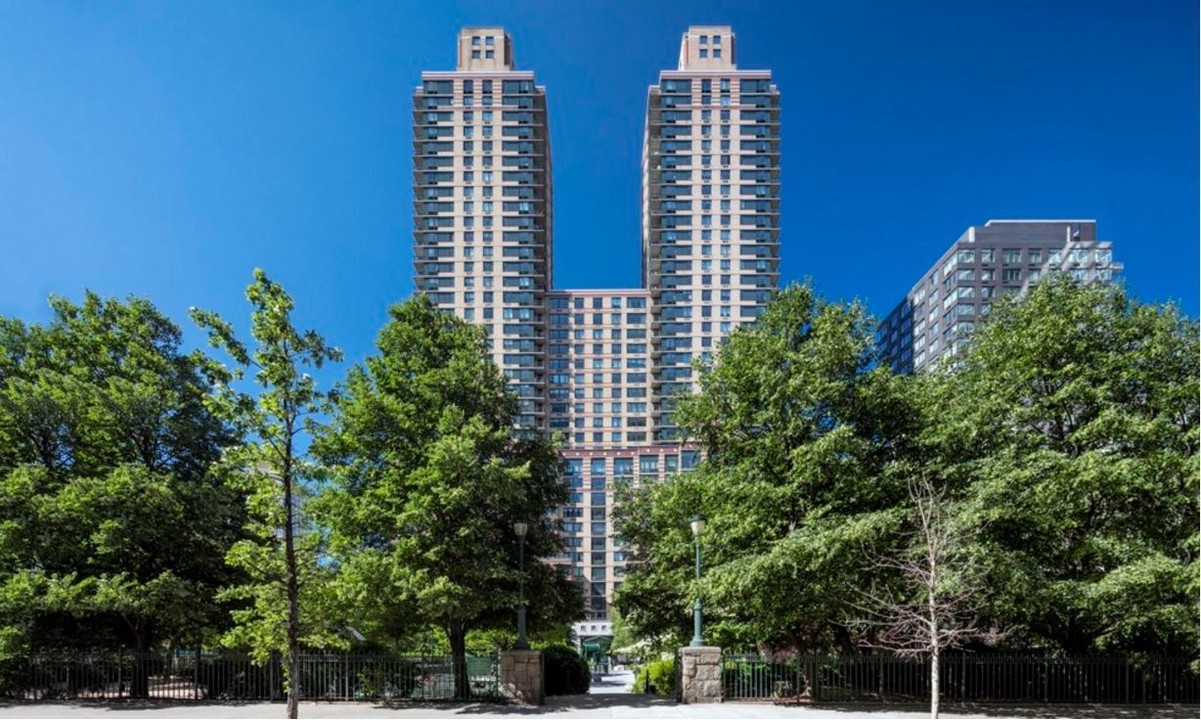 West End Towers in New York, NY - Foto de edificio