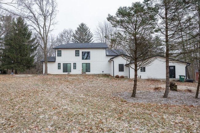 7980 Royal Ave in Zionsville, IN - Foto de edificio - Building Photo