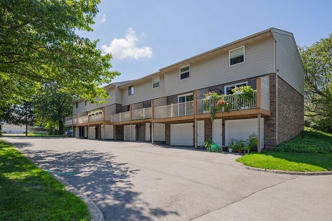 Willowood Village Apartments & Townhomes in Erie, PA - Foto de edificio - Building Photo