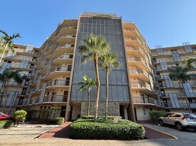 3301 N Country Club Dr in Aventura, FL - Building Photo