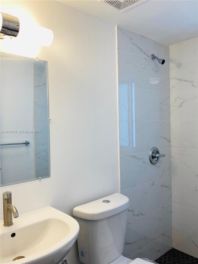 1560 NW 1st Ct in Miami, FL - Foto de edificio - Building Photo