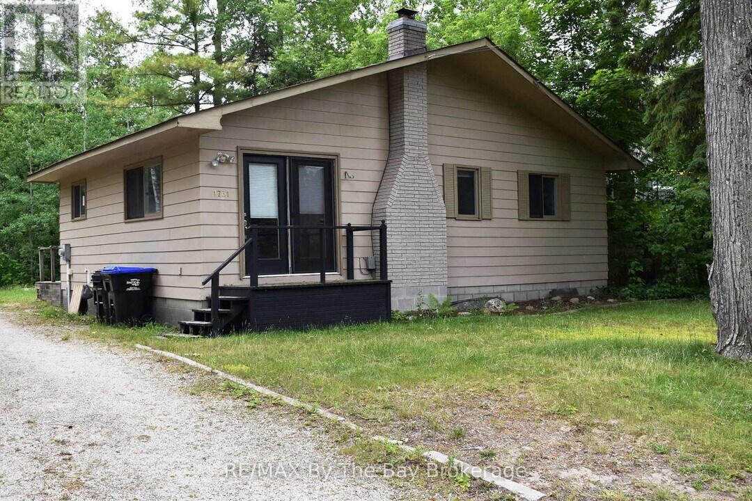1731 Shore Ln in Wasaga Beach, ON - Building Photo