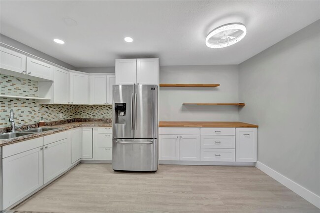1 Jacaranda Dr in Plantation, FL - Building Photo - Building Photo