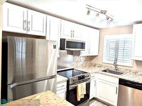 490 SE 19th Ave in Pompano Beach, FL - Building Photo - Building Photo