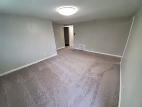 2604 NE 44th Ave in Des Moines, IA - Building Photo - Building Photo