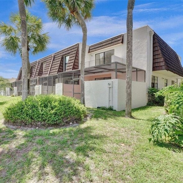 9120 Taft St in Pembroke Pines, FL - Building Photo