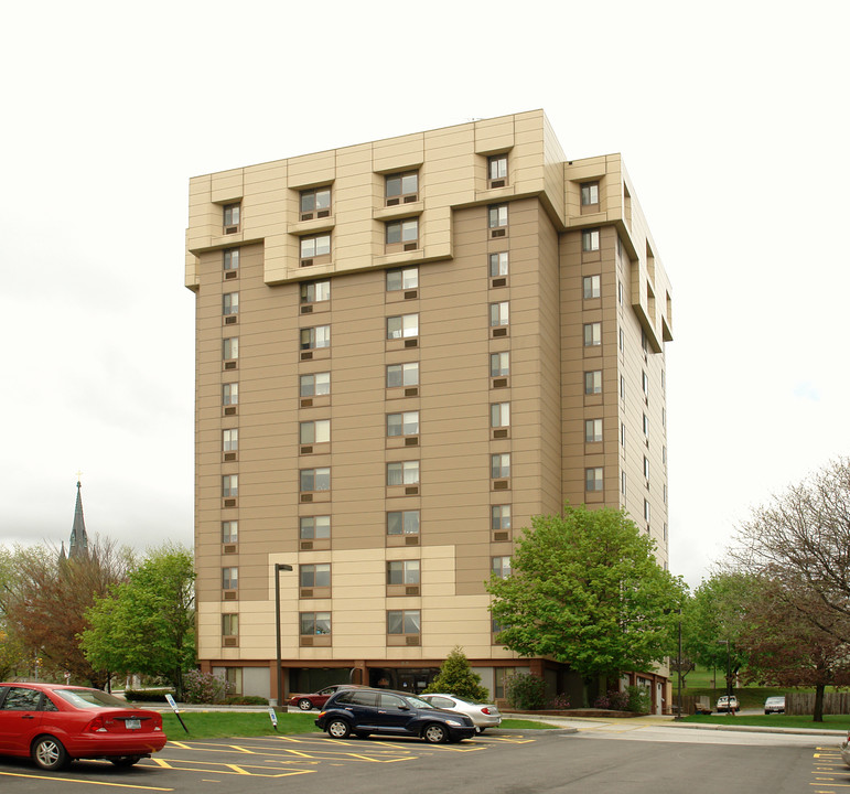 Henry J. Pariseau Apartments in Manchester, NH - Foto de edificio