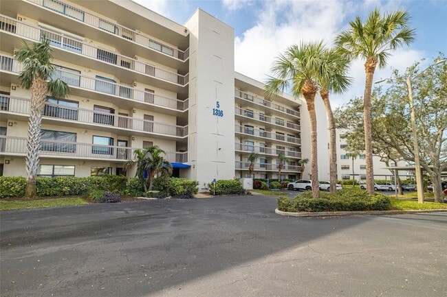 1316 Pasadena Ave S, Unit 204 in South Pasadena, FL - Foto de edificio - Building Photo