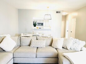 7284 Regency Square Ct in Houston, TX - Building Photo