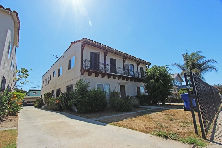 4622 St Charles Pl in Los Angeles, CA - Building Photo