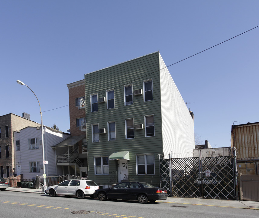 872 Lorimer St in Brooklyn, NY - Building Photo