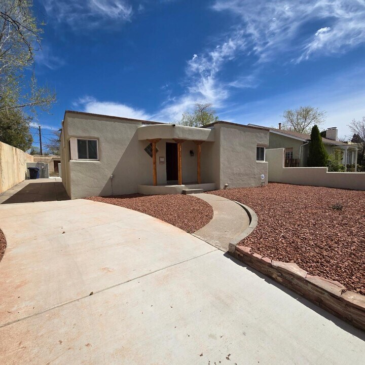 214 Wellesley Dr SE in Albuquerque, NM - Building Photo