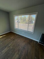 8256 Barbur St in White City, OR - Building Photo