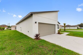 1930 Drum Dr in Poinciana, FL - Building Photo - Building Photo