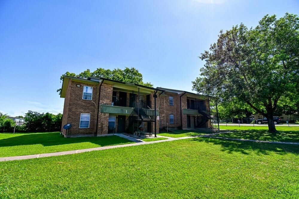 20 S Mechanic St in Bellville, TX - Building Photo