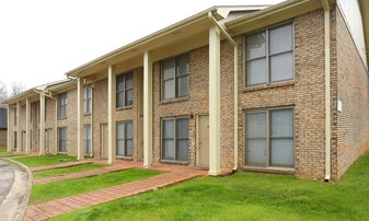 Crestmont Manor in Northport, AL - Building Photo