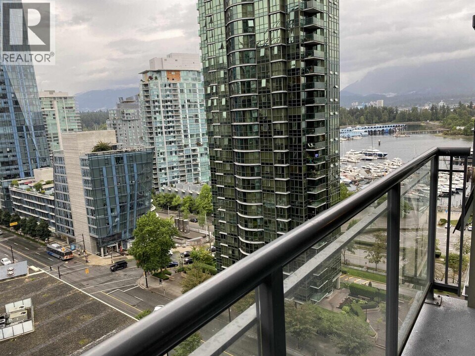 1328 W Pender St in Vancouver, BC - Building Photo