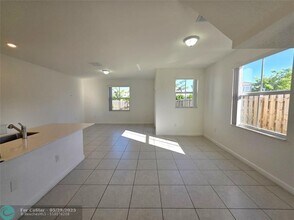 2420 NW 131st Cir in Westview, FL - Foto de edificio - Building Photo