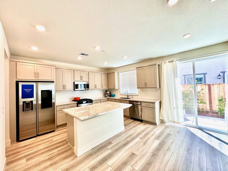 7253 Vinny Pl in Tracy, CA - Building Photo