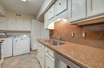 482 N Post Oak Ln in Houston, TX - Building Photo - Building Photo