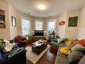 724 Parker St, Unit 3 in Boston, MA - Foto de edificio - Building Photo