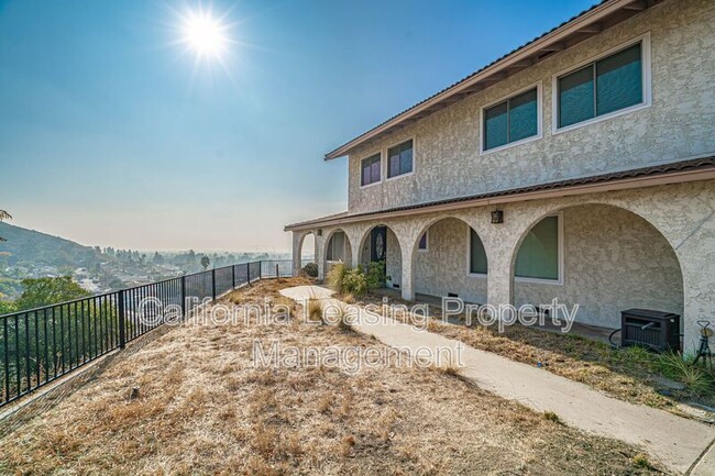 8553 Outland View Dr in Los Angeles, CA - Building Photo - Building Photo